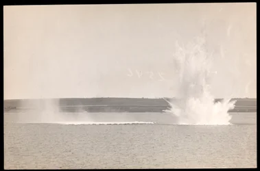 Ansicht einer Unterwasserexplosion, mit Wasser, das aus der Oberfläche aufsteigt, während des Baus des Panamakanals, 1913